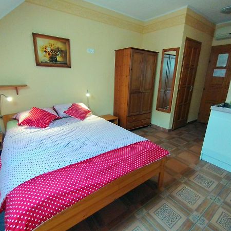 Burg Apartman Gyula Esterno foto