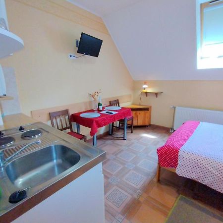 Burg Apartman Gyula Esterno foto