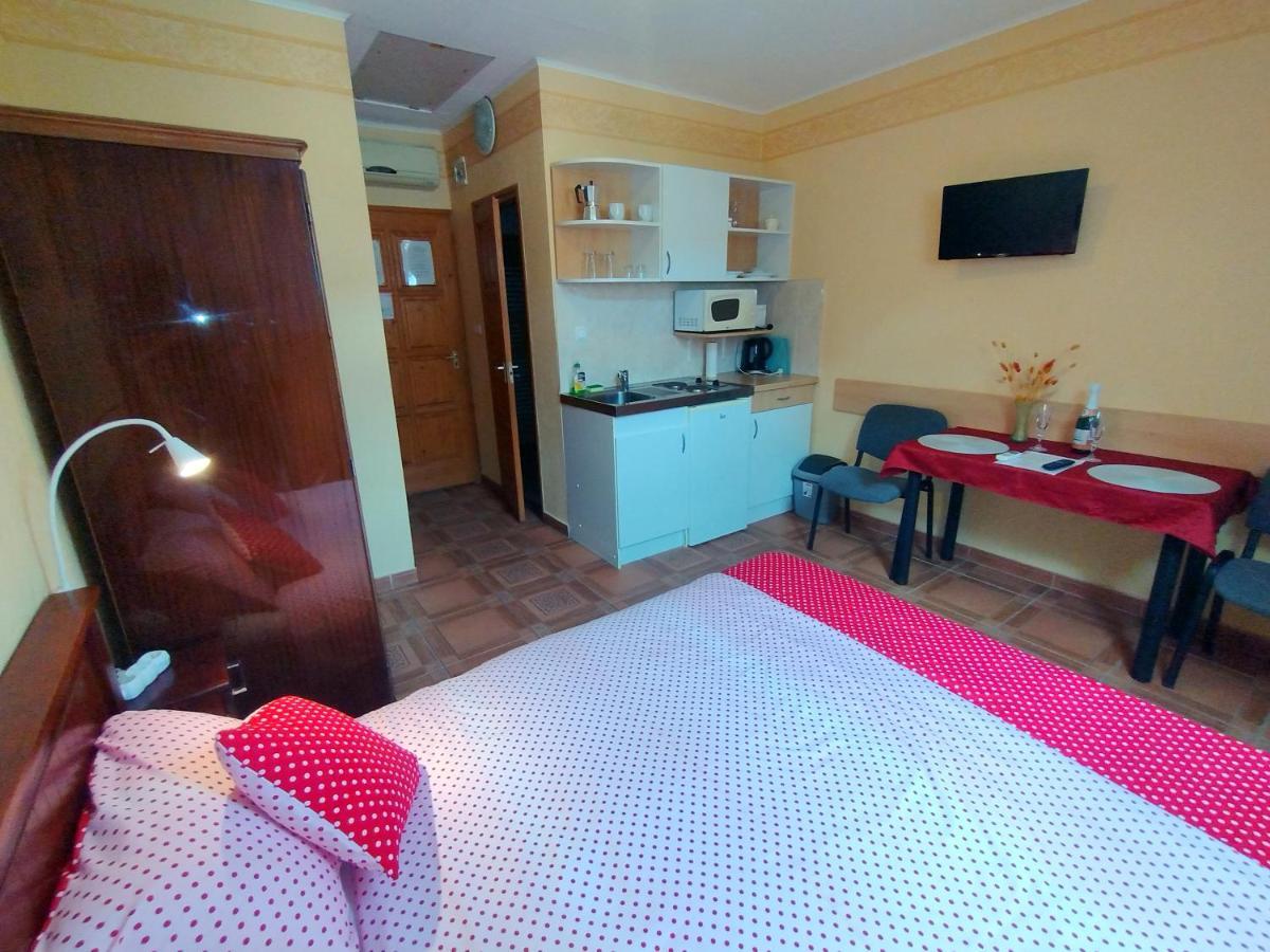 Burg Apartman Gyula Esterno foto