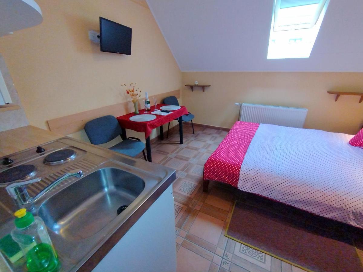 Burg Apartman Gyula Esterno foto