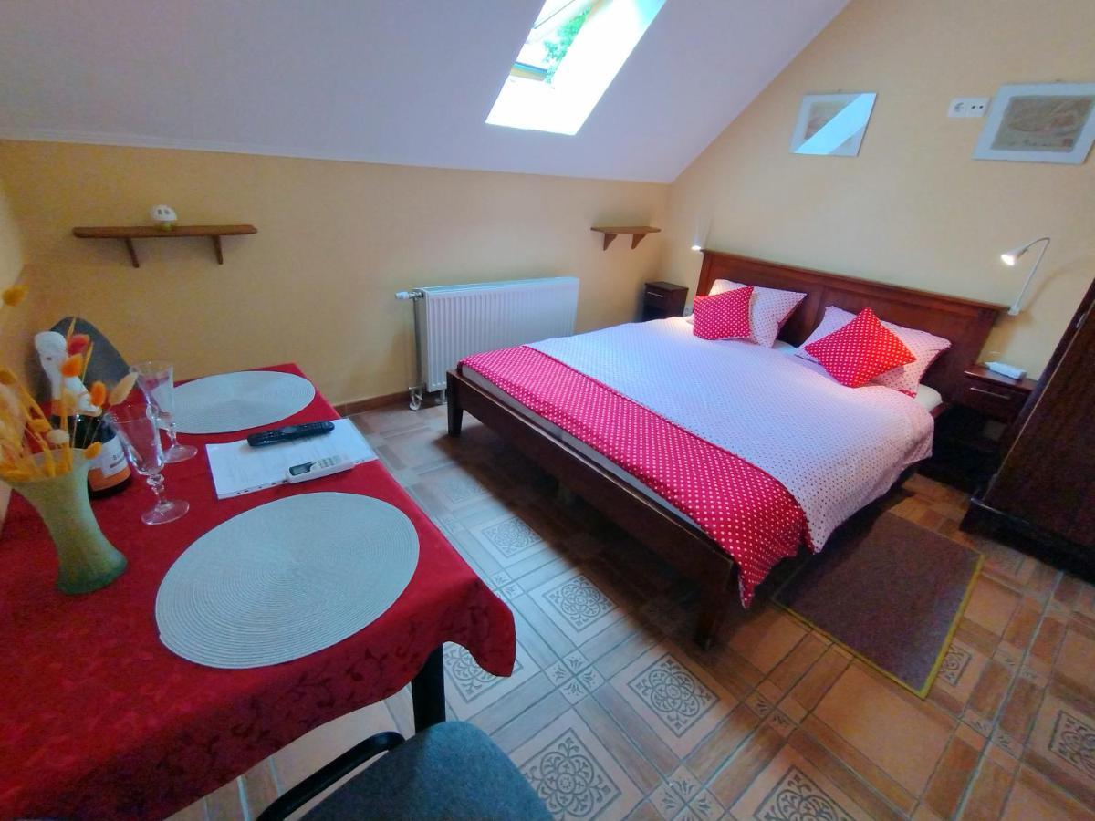 Burg Apartman Gyula Esterno foto