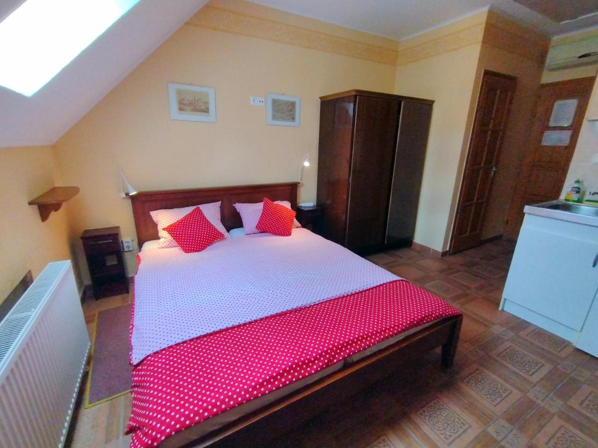 Burg Apartman Gyula Esterno foto