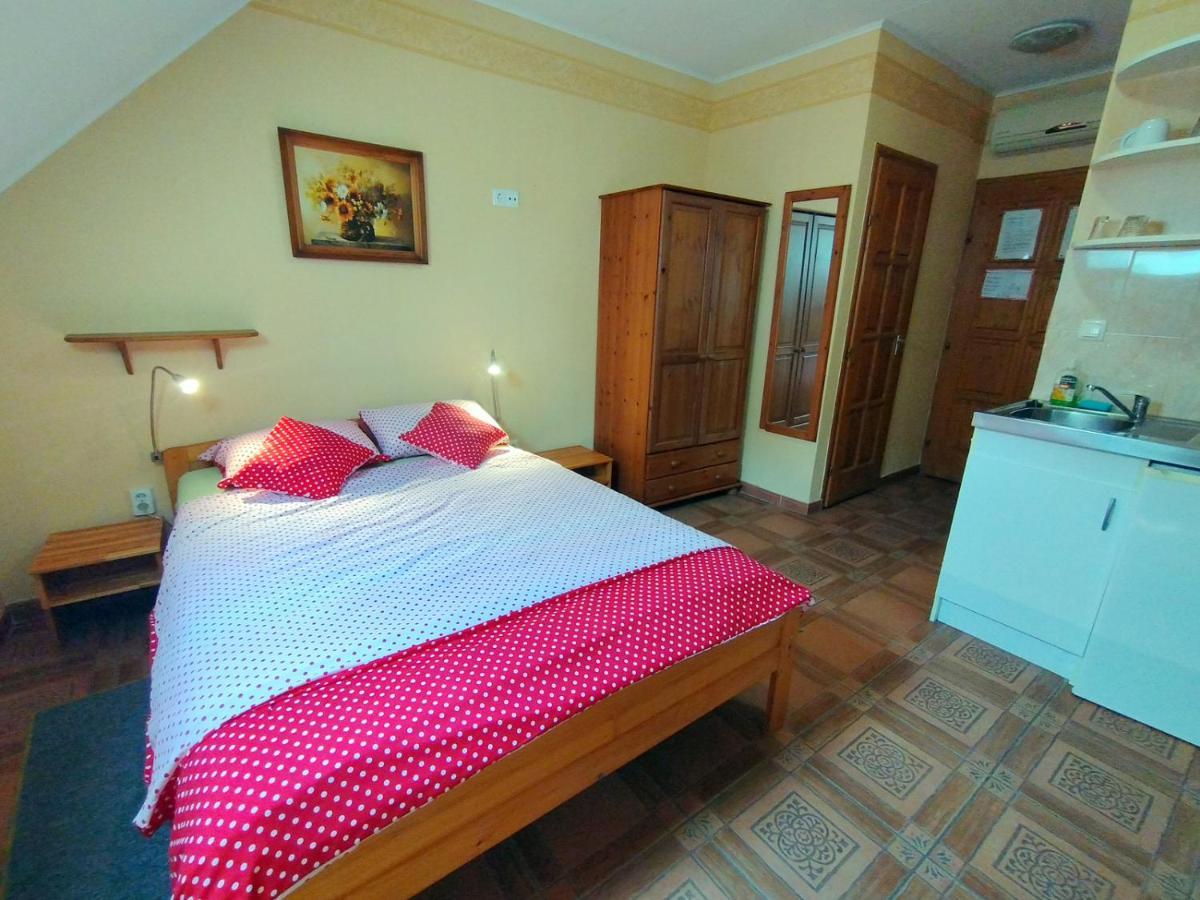 Burg Apartman Gyula Esterno foto