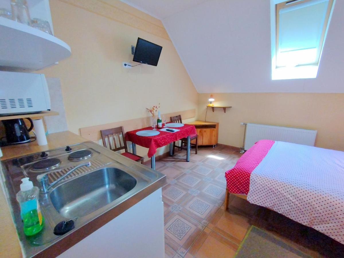 Burg Apartman Gyula Esterno foto
