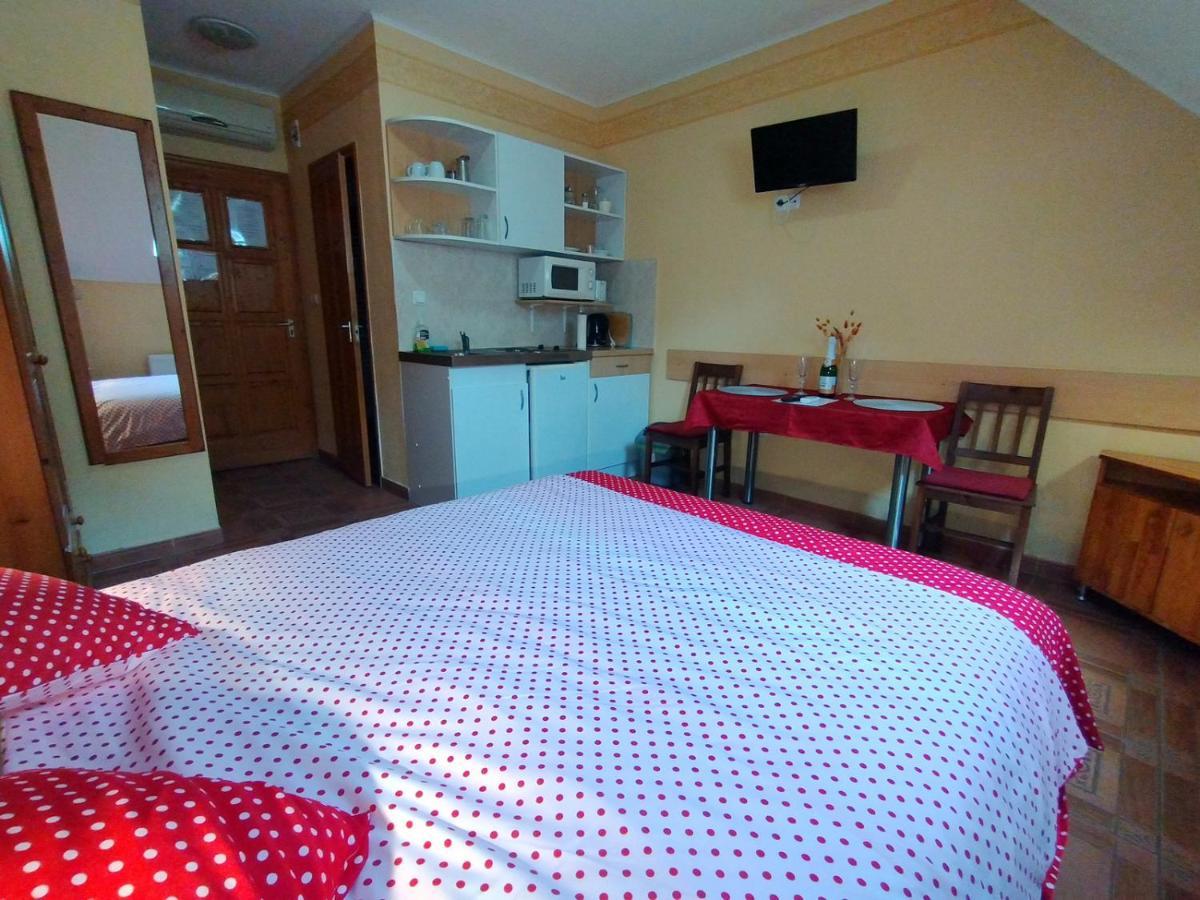 Burg Apartman Gyula Esterno foto