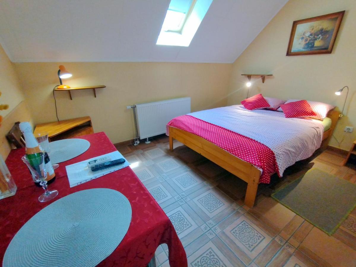 Burg Apartman Gyula Esterno foto