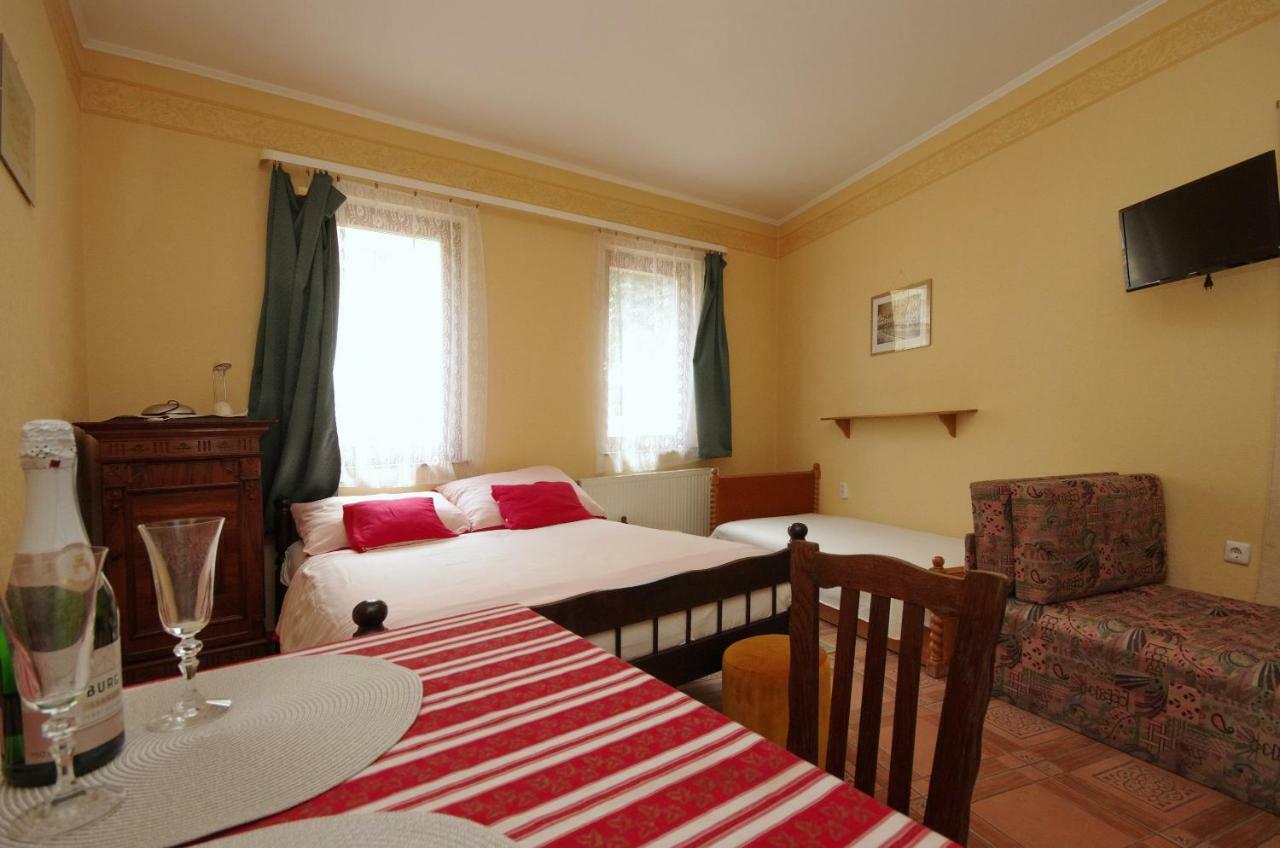 Burg Apartman Gyula Esterno foto