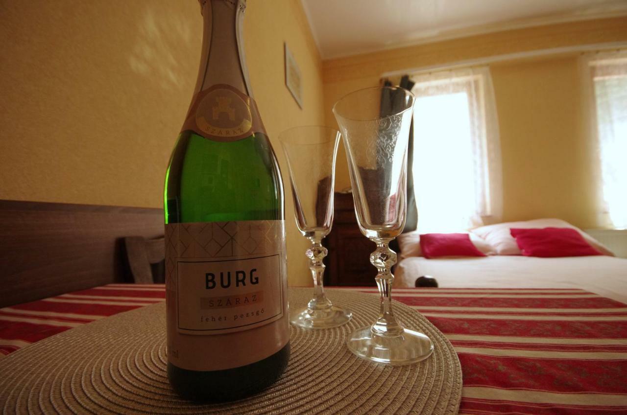 Burg Apartman Gyula Esterno foto
