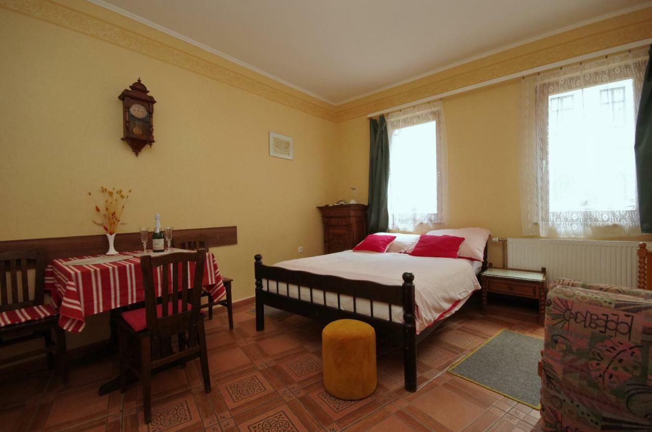 Burg Apartman Gyula Esterno foto