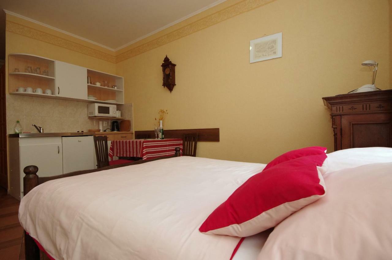 Burg Apartman Gyula Esterno foto