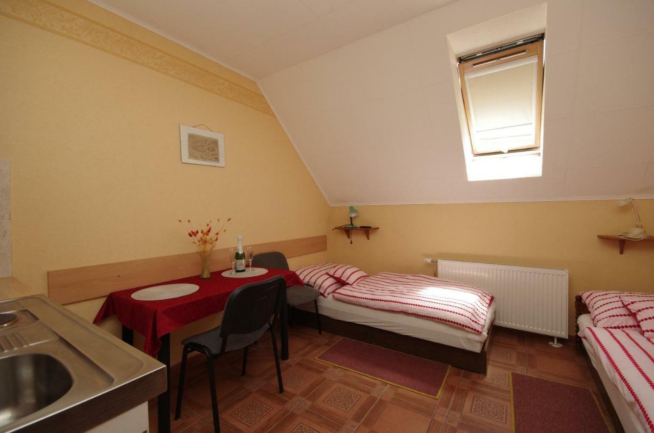 Burg Apartman Gyula Esterno foto