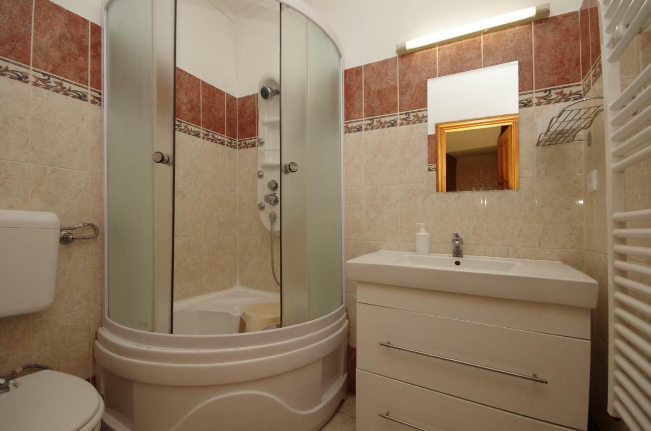 Burg Apartman Gyula Esterno foto