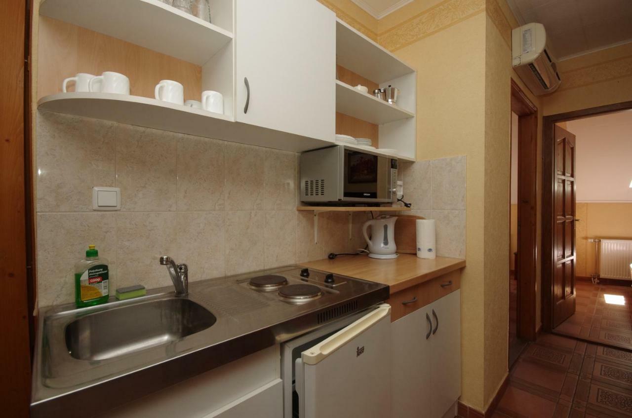 Burg Apartman Gyula Esterno foto
