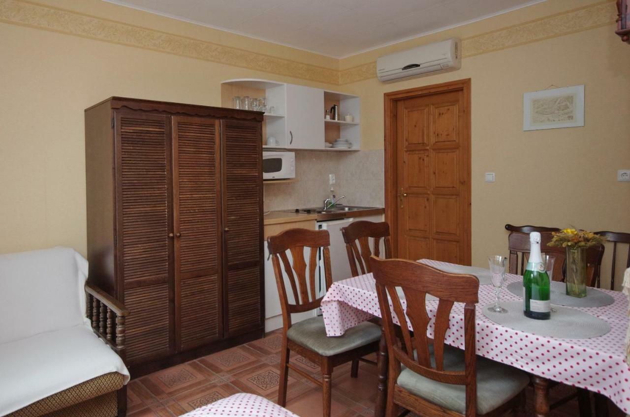 Burg Apartman Gyula Esterno foto