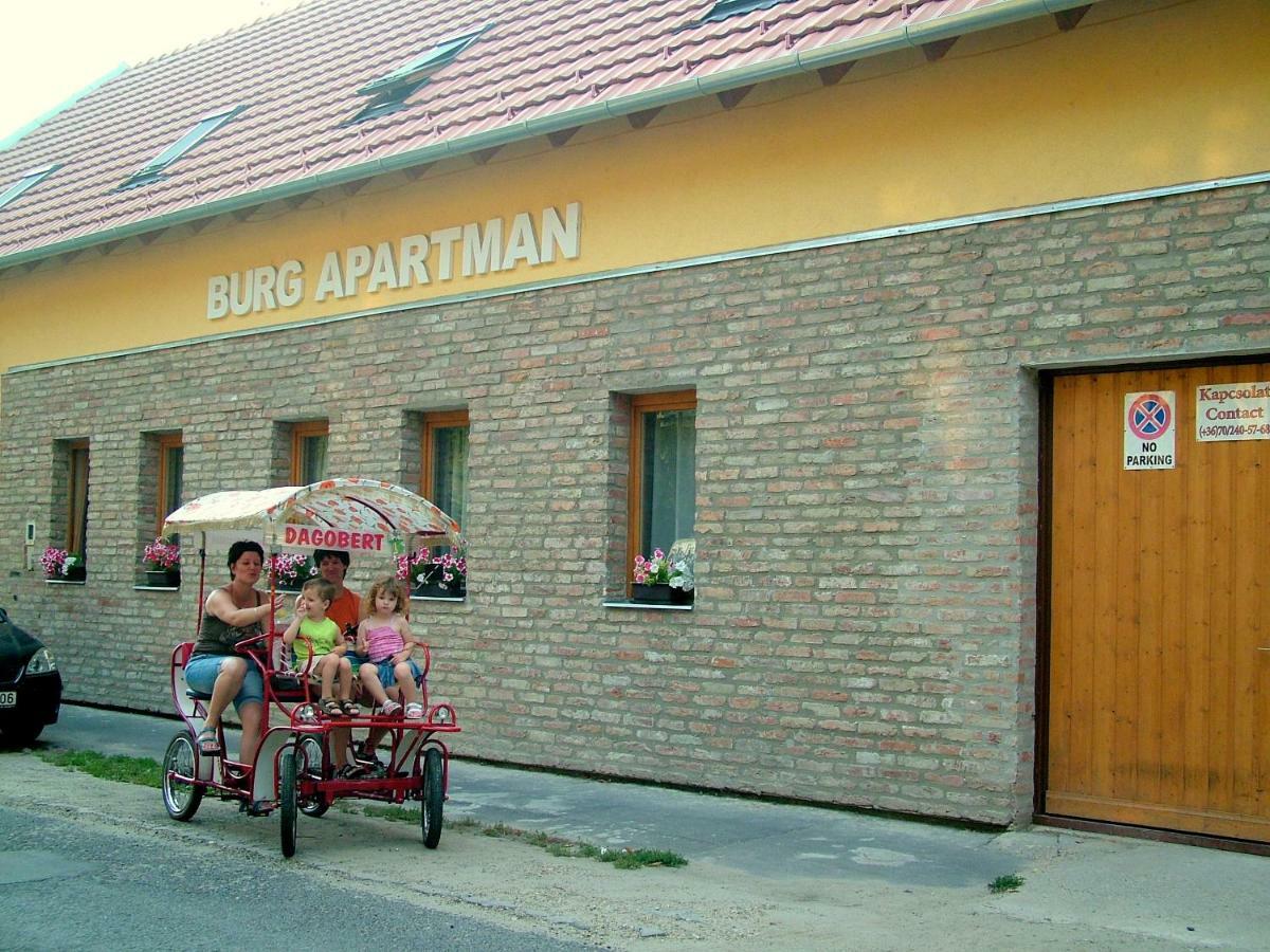 Burg Apartman Gyula Esterno foto